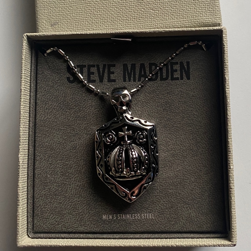 Stainless steel necklace with crown pendant - Picture 2 of 2